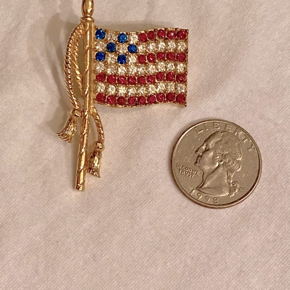🍀Vintage Gold Tone American Flag Brooch with Red, White & Blue Rhinestones. - Picture 2 of 6
